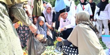 Warga Antusias Sambut Cabup Tabalong H Fani di Pasar Tantaringin