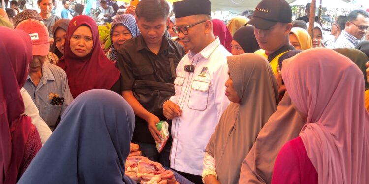 Sambangi Pasar Mantuil, H Fani Dido’akan Warga Menang
