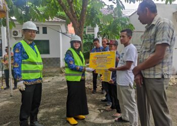 Disbunnak Tabalong Bagi- bagi  Aneka Bibit pada Kelompok Tani