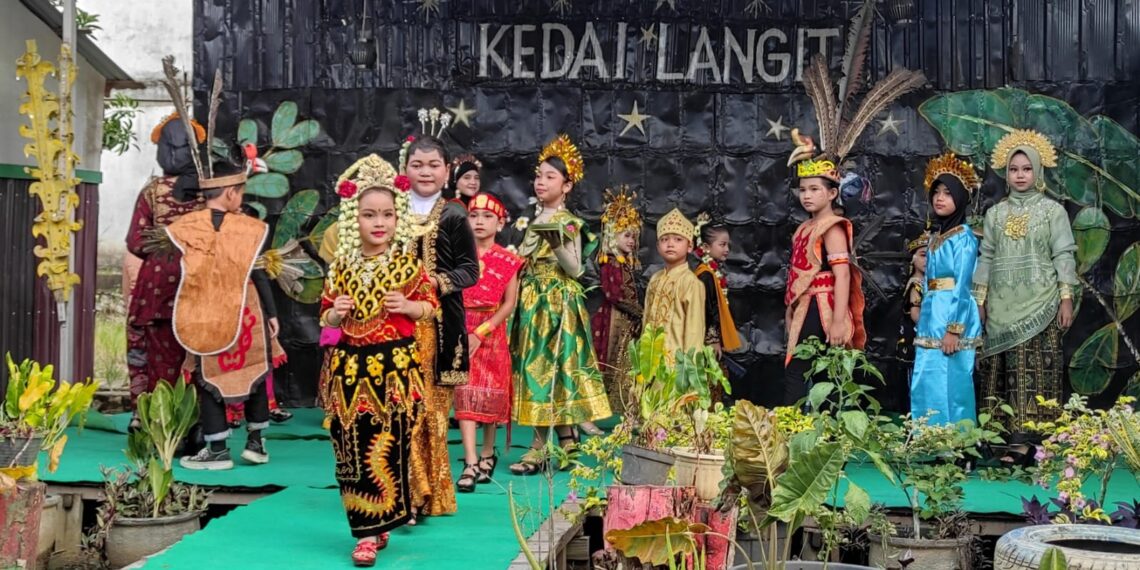 Bak Model, Puluhan Anak Ikuti Ajang Fashion Show di Sanggar Langit Tabalong