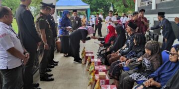 Peringati Hari Pahlawan Nasional, Pj Bupati Serahkan Bantuan ke Veteran dan Janda Veteran Tabalong