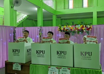 Sebelum ke TPS, H Fani dan Keluarga Ziarahi Makam Orang Tua