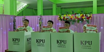 Sebelum ke TPS, H Fani dan Keluarga Ziarahi Makam Orang Tua