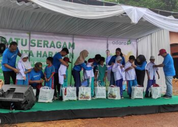 Ratusan Pelajar SD di Tabalong Terima Program “Satu Seragam Sejuta Harapan”