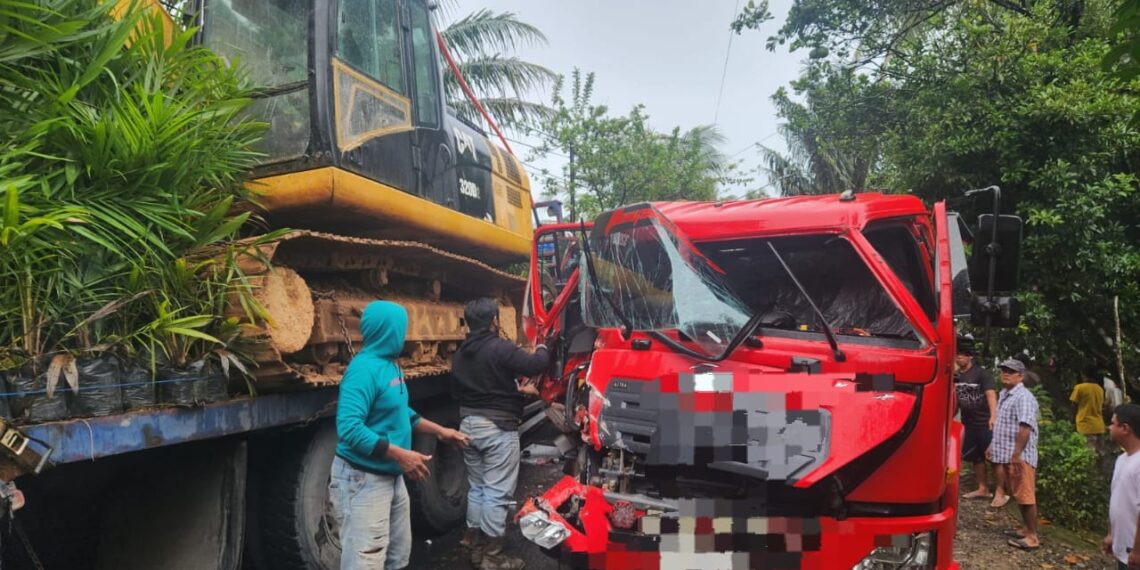 Ban Slip, Dua Truk Bertabarakan di Tabalong
