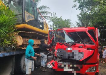 Ban Slip, Dua Truk Bertabarakan di Tabalong