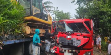 Ban Slip, Dua Truk Bertabarakan di Tabalong