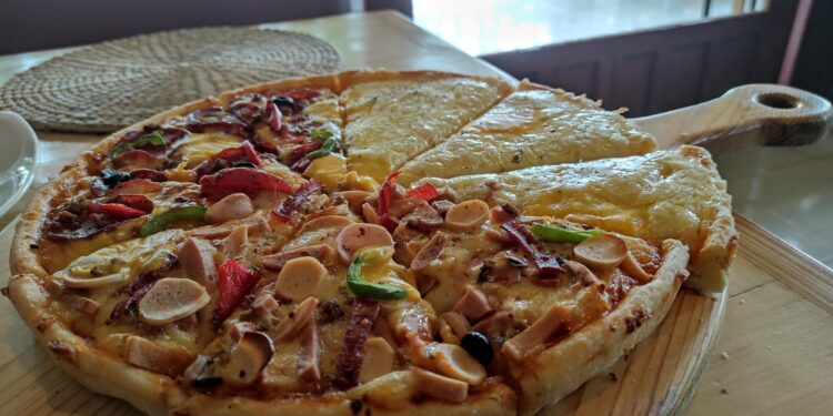Pizza Tabalong, Hidangan Kekinian Digandrungi Hingga Luar Kalsel