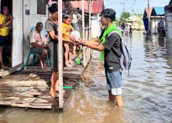 Peduli Sesama, Mapala Uniska Bagi Makanan ke Anak-anak Terdampak Banjir