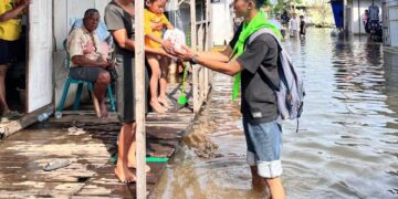Peduli Sesama, Mapala Uniska Bagi Makanan ke Anak-anak Terdampak Banjir