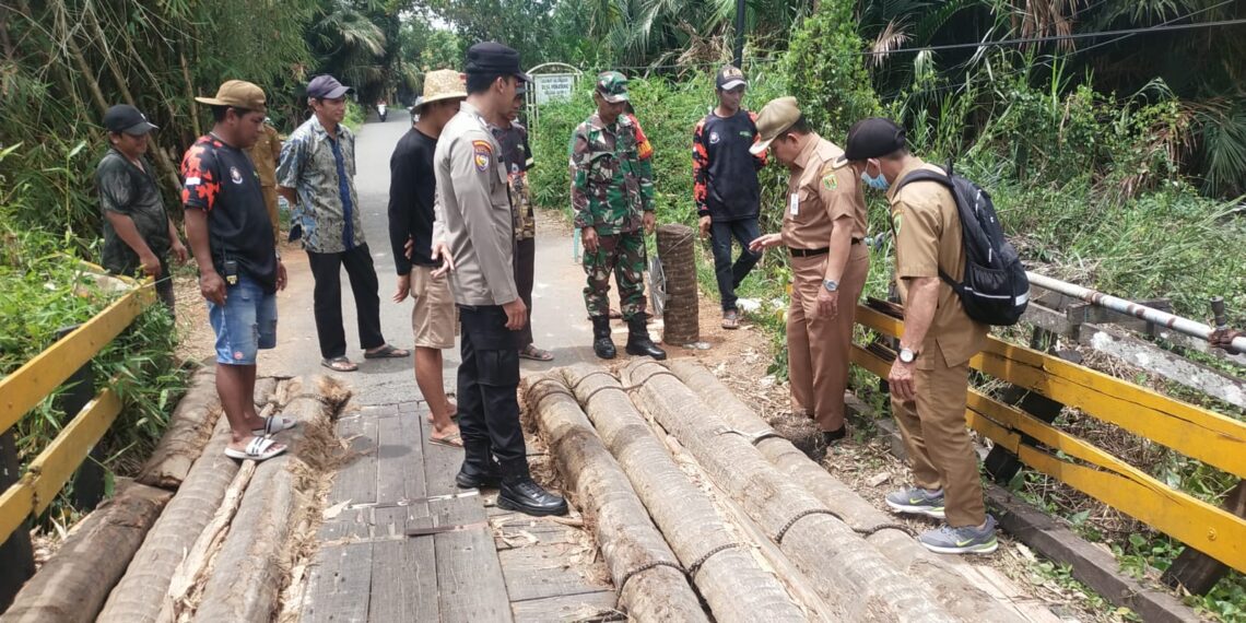 Jembatan Jalur Alternatif ke HSU Rusak Parah