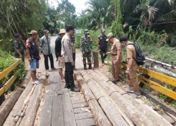 Jembatan Jalur Alternatif ke HSU Rusak Parah
