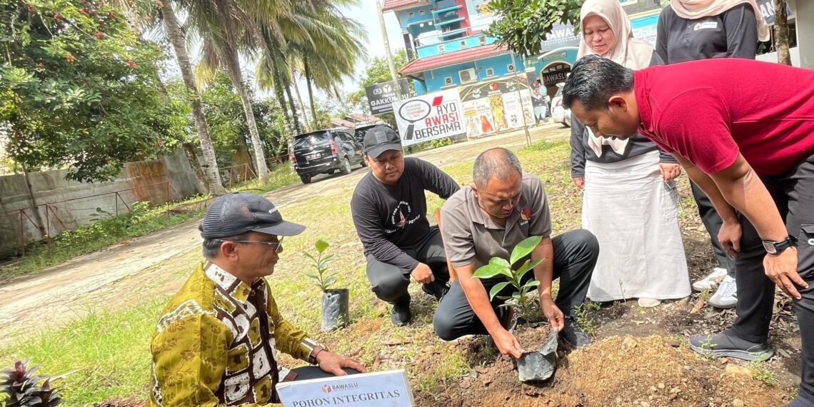Bawaslu Tabalong Tanam Pohon “Integritas”