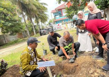 Bawaslu Tabalong Tanam Pohon “Integritas”