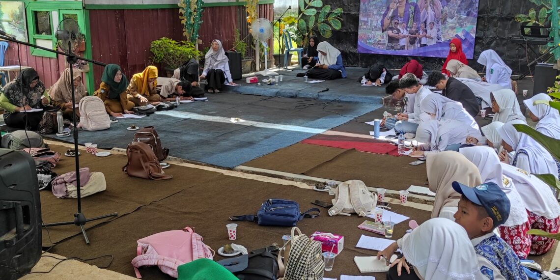 Puluhan Pelajar Tabalong Ikuti Pelatihan Menulis Puisi di Sanggar Langit