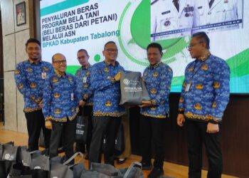 Support Program Bela Tani, BPKAD Tabalong Salurkan Beras pada Warga Tak Mampu