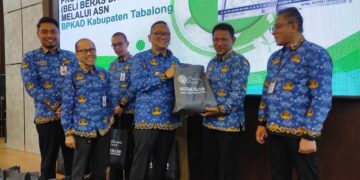 Support Program Bela Tani, BPKAD Tabalong Salurkan Beras pada Warga Tak Mampu