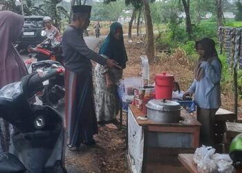 H Jurni Borong Semua Jualan Pedagang di Pasar Ramadan Desa Nawin