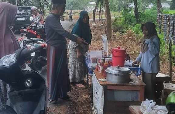 H Jurni Borong Semua Jualan Pedagang di Pasar Ramadan Desa Nawin