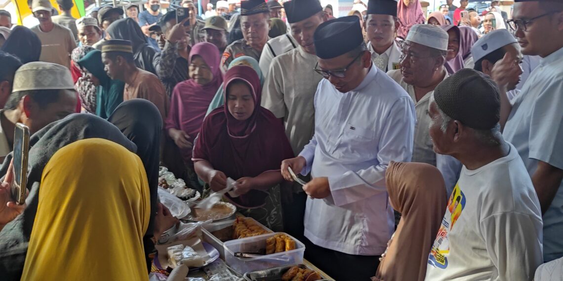 Bupati Tabalong Kunjungi Pasar Wadai di Kelua, Pedagang Ketiban Rezeki