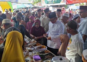 Bupati Tabalong Kunjungi Pasar Wadai di Kelua, Pedagang Ketiban Rezeki