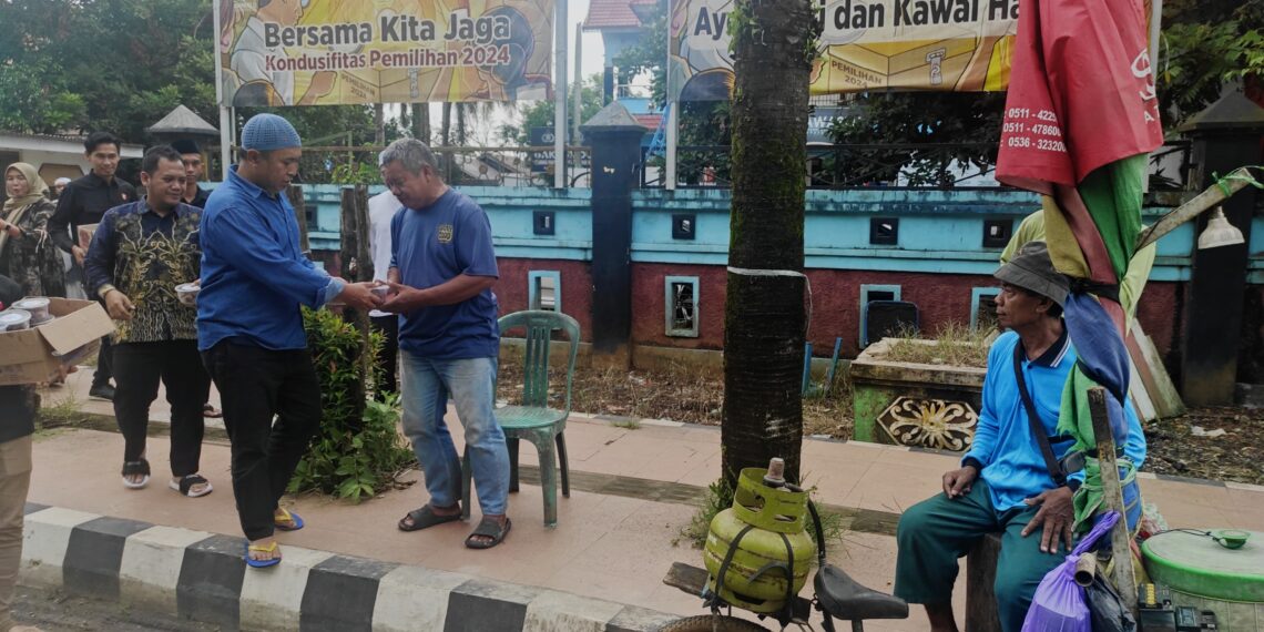 “Ngabuburit” Pengawasan, Bawaslu Tabalong Bagikan Takjil ke Warga