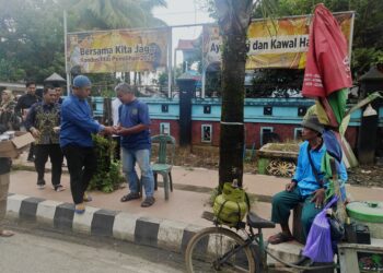 “Ngabuburit” Pengawasan, Bawaslu Tabalong Bagikan Takjil ke Warga