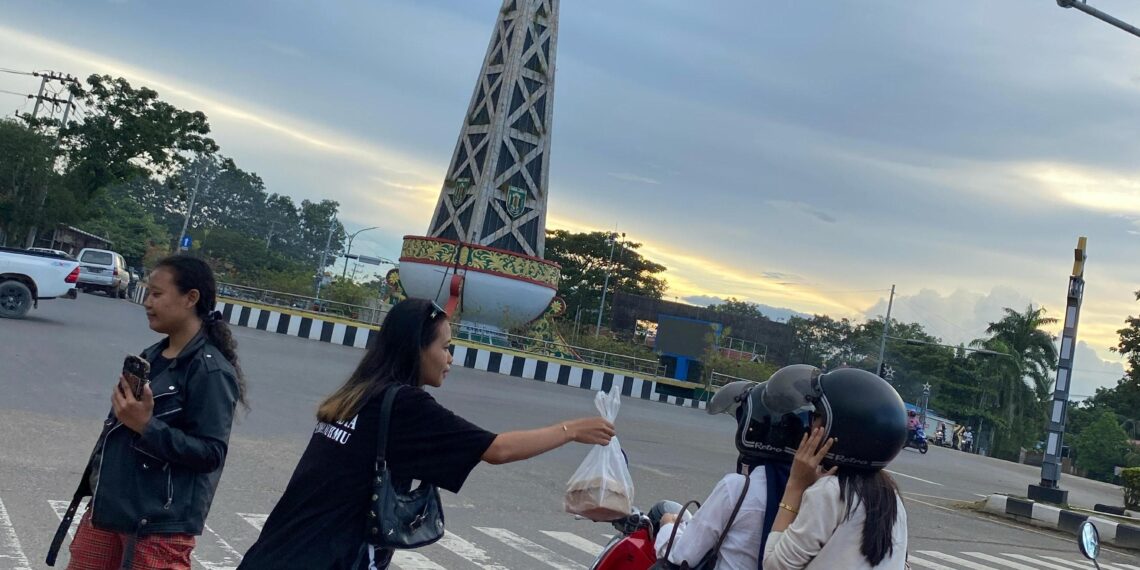 Street Punk Tanjung Bagikan Takjil ke Warga dan Pengguna Jalan