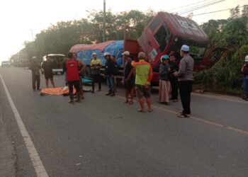 Tabrak Truk Bermuatan Semen Parkir Ditepi Jalan, Seorang Pengendara di Tabalong Tewas
