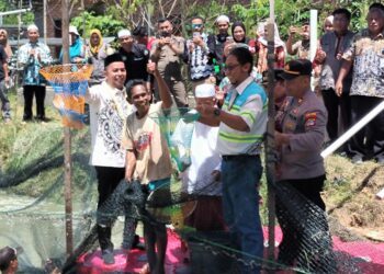 Wabup Tabalong Dukung Budidaya Ikan di Ponpes Miftahul Ulum Bangkiling Raya