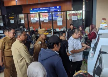 Bupati Tabalong Ujicoba Mesin Anjungan Mandiri di RSUD HBK