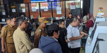 Bupati Tabalong Ujicoba Mesin Anjungan Mandiri di RSUD HBK