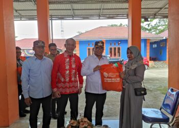 Pegawai BPBD Tabalong Salurkan Bantuan Beras Bela Tani ke Warga Kurang Mampu