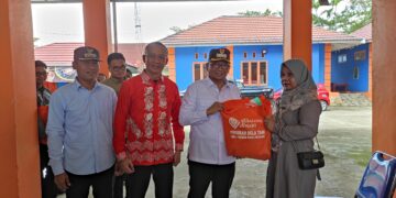 Pegawai BPBD Tabalong Salurkan Bantuan Beras Bela Tani ke Warga Kurang Mampu