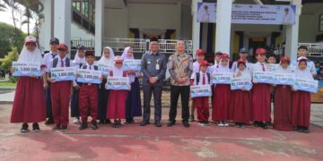 20 Siswa di Tabalong Terima Beasiswa dari Perusahaan Semen
