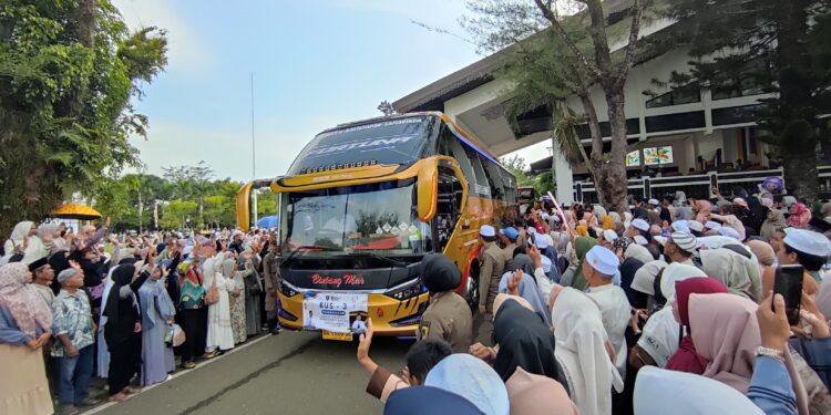 Ratusan Jama’ah Calon Haji Tabalong Diberangkatkan Ke Embarkasi Banjarmasin