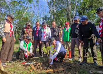 Wakil Bupati Tabalong Tanam Pohon Buah-buahan di Bumi Perkemahan Pramuka