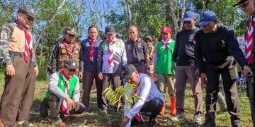 Wakil Bupati Tabalong Tanam Pohon Buah-buahan di Bumi Perkemahan Pramuka