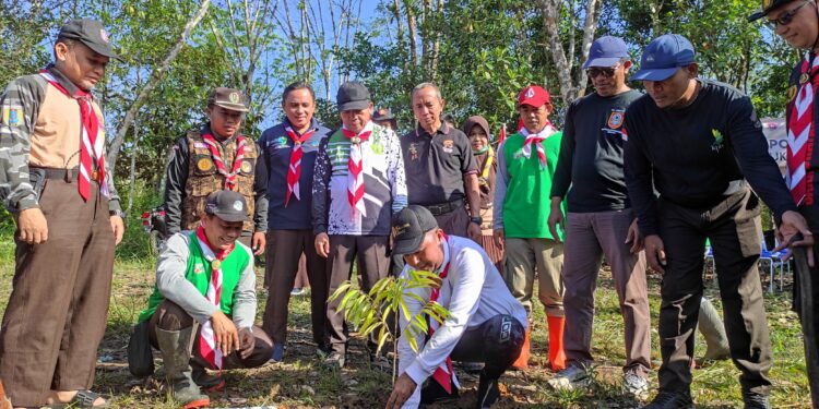 Wakil Bupati Tabalong Tanam Pohon Buah-buahan di Bumi Perkemahan Pramuka