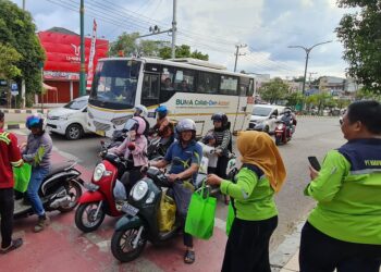 Peringati Hari Lingkungan Hidup, PT HKB Bagikan Bibit Durian dan Rambutan ke Pengguna Jalan