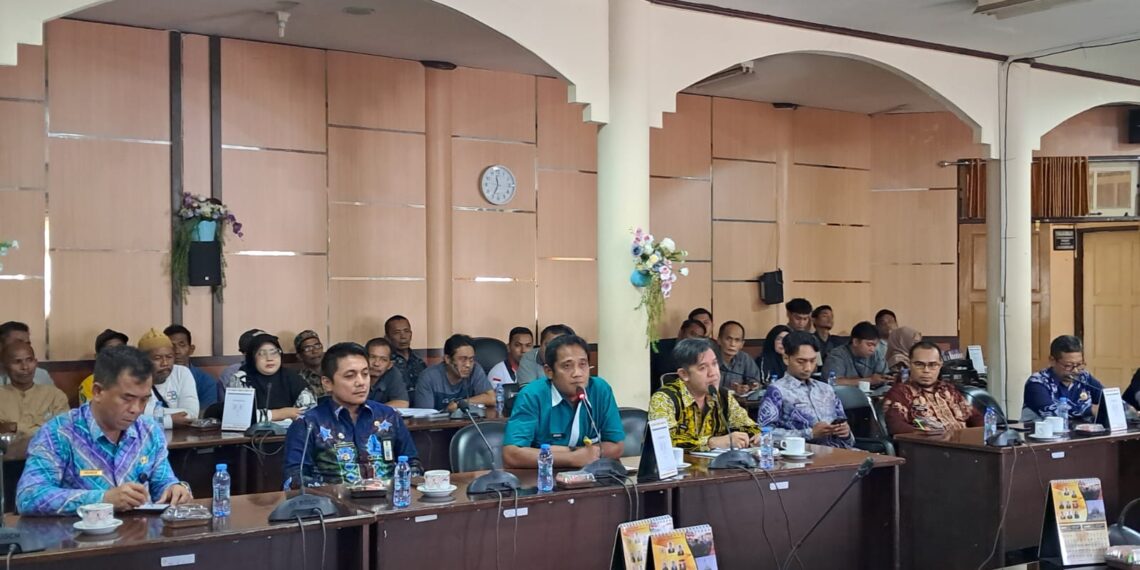 Tuntutan Tak Digubris, Warga Wayau Ancam Segel Kantor Desa