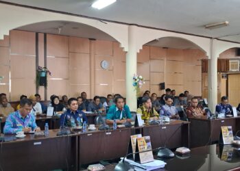 Tuntutan Tak Digubris, Warga Wayau Ancam Segel Kantor Desa