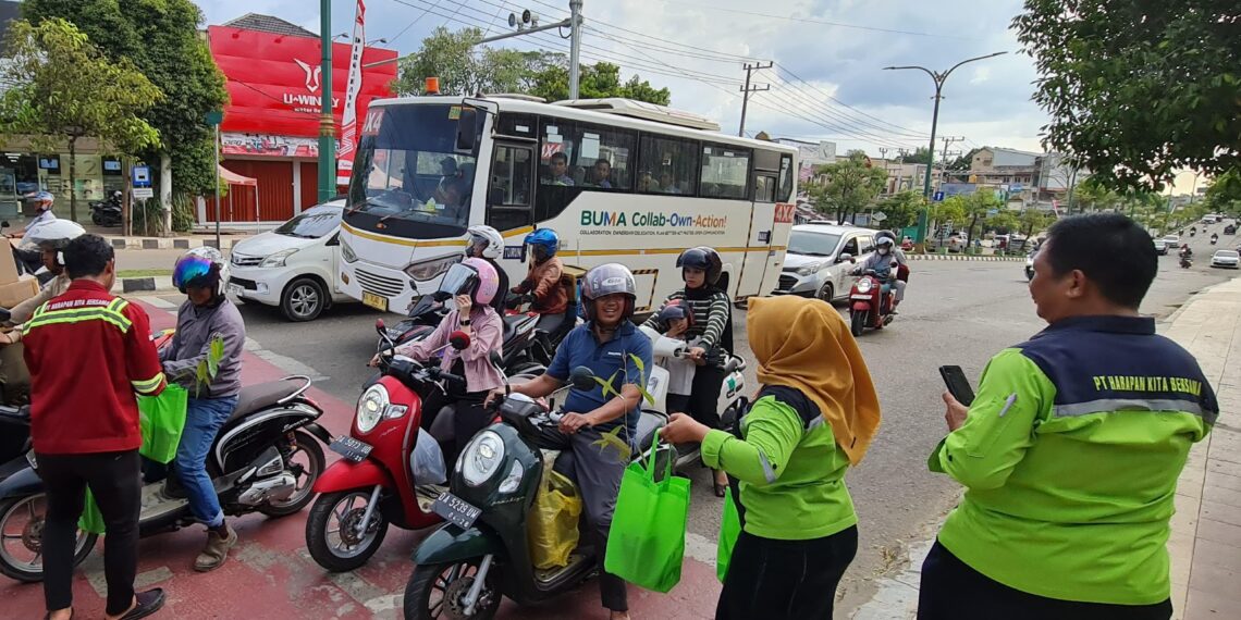 Peringati Hari Lingkungan Hidup, PT HKB Bagikan Bibit Durian dan Rambutan ke Pengguna Jalan