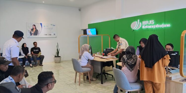 Pekerja Kena PHK dapat Bantuan Tunai 60 Persen dari Gaji Selama 6 Bulan