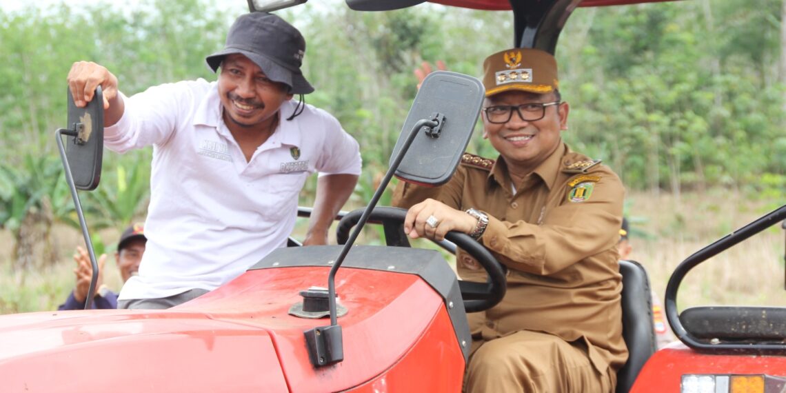H Fani Tinjau Lahan Ketahanan Pangan di Desa Uwie