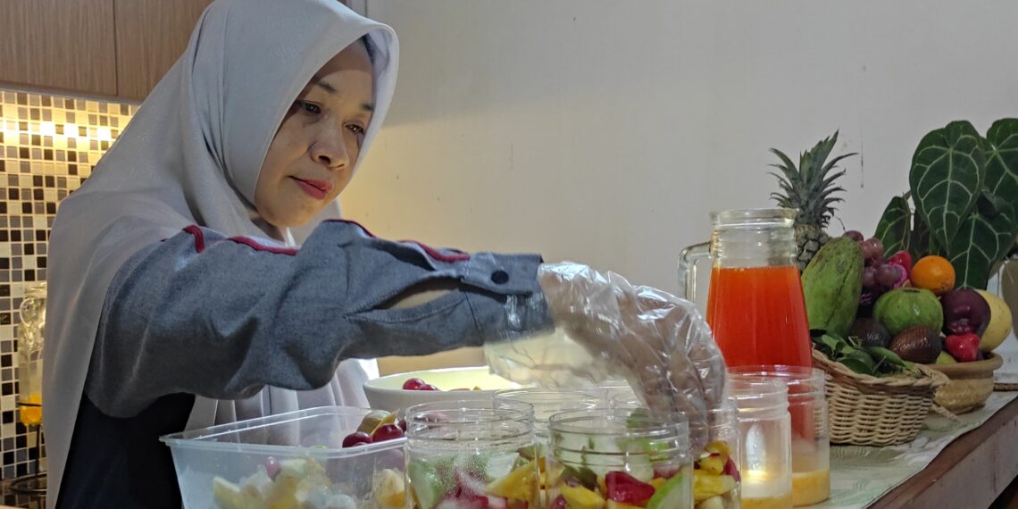 Berawal Suka Icip-icip, Guru SMKN 1 Tanjung Ini Buka Usaha Asinan dan Salad