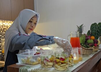 Berawal Suka Icip-icip, Guru SMKN 1 Tanjung Ini Buka Usaha Asinan dan Salad