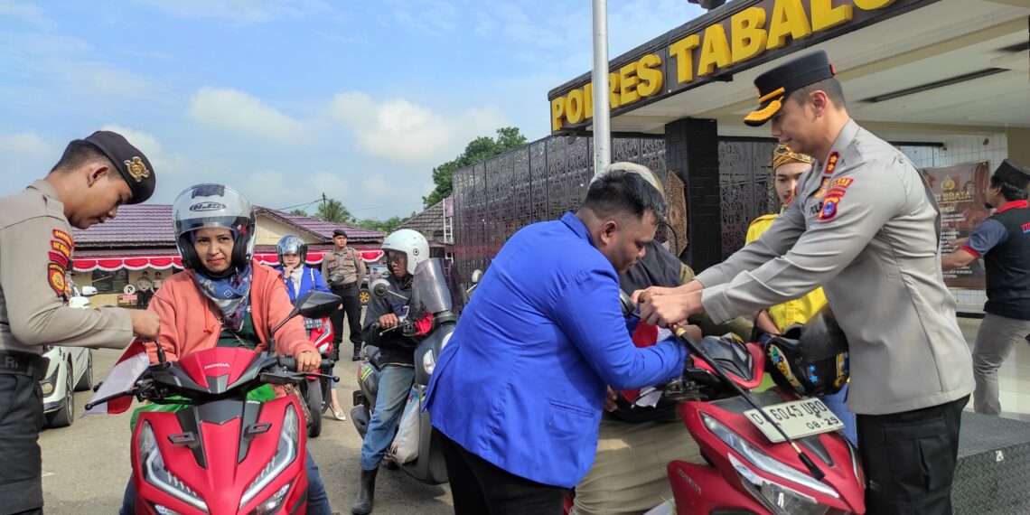 Semarakkan HUT RI, Polres Tabalong Bagikan 17.845 Bendera ke Pengguna Jalan