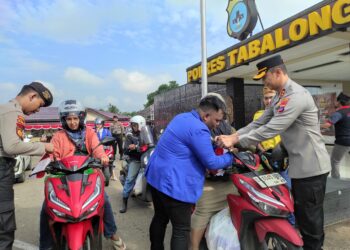Semarakkan HUT RI, Polres Tabalong Bagikan 17.845 Bendera ke Pengguna Jalan