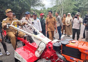 Serahkan Ratusan Unit Alsintan, Bupati Tabalong Pinta Masyarakat Bangga Jadi Petani
